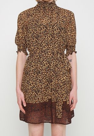 Leopardprintkleid mit hohem Ausschnitt, kurzen Puffärmeln und tailliertem Gürtel. Transparenter Stoff geht in eine dunklere untere Lage über.