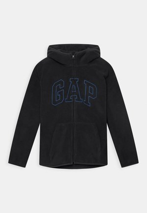 Sort fleece-zip-hoodie med forlommer og blå kantet GAP-logo på brystet, lagt fladt på en hvid baggrund.