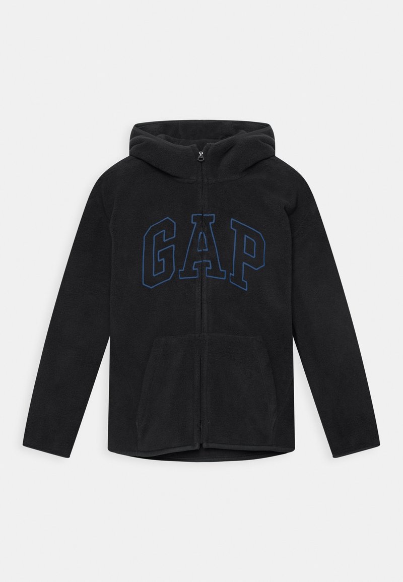 Sweat à capuche noir en polaire avec fermeture éclair, poches avant et logo GAP contourné en bleu sur la poitrine, posé à plat sur fond blanc.