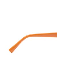 Pomarańczowy element zauszników okularów, gładka tekstura, lekko wygięty kształt, zwężający się na końcu. Widoczny znak CE w pobliżu zawiasu.