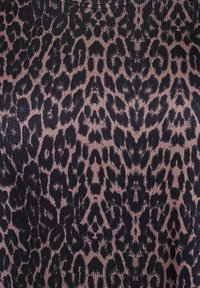 Tissu au motif léopard avec un motif côtelé texturé dans des tons de noir et de beige, présentant des taches noires proéminentes et une finition douce.