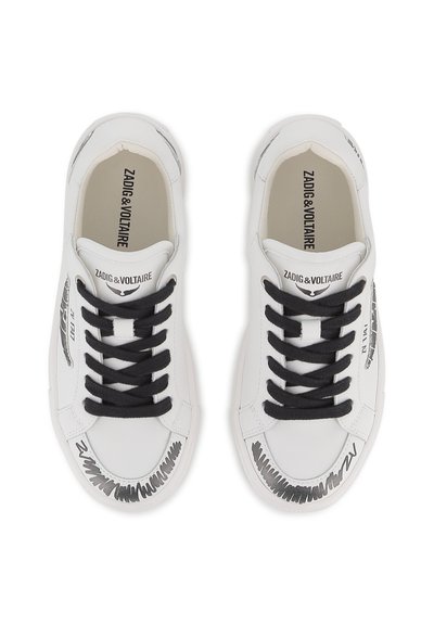 Λευκά δερμάτινα sneakers με μαύρες λεπτομέρειες, χοντρές μαύρες κορδόνια  και καλλιτεχνικά γραφικά στις πλευρές. Επίπεδη λαστιχένια σόλα.