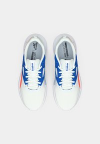 Ein Paar weiße Sportschuhe mit blauen Akzenten, weißen Schnürsenkeln und orangefarbenen Details, von oben auf einem weißen Hintergrund gezeigt.