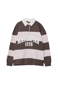 Rugbi majica dugih rukava u smešnih i svijetloružičastim prugama, sa bijelim ovratnikom i natpisom "MANHATTAN 1978" u bijeloj boji preko grudi.