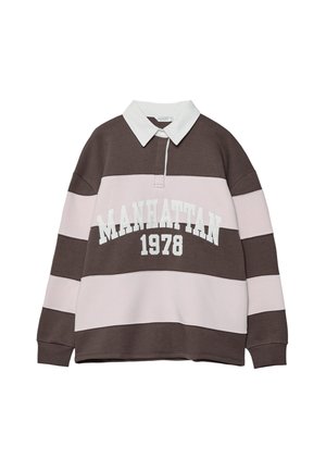 Rugby majica s dugim rukavima v brown in svetlim roza črtami, z belim ovratnikom in napisom "MANHATTAN 1978" v belem čez prsi.