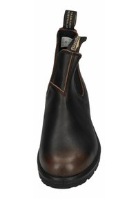 Sorte læder ankelstøvler med rund tå, elastiske sidepaneler og brune detaljer. Har en gummisål for greb og holdbarhed.
