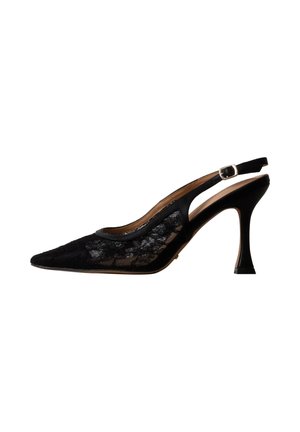 Chaussure à talon haut à bride arrière en dentelle noire avec bout pointu et boucle argentée réglable, présentée de profil sur fond blanc.