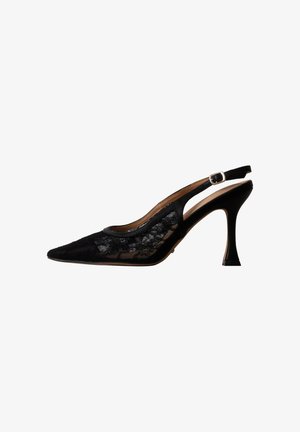 Chaussure à talon haut à bride arrière en dentelle noire avec bout pointu et boucle argentée réglable, présentée de profil sur fond blanc.