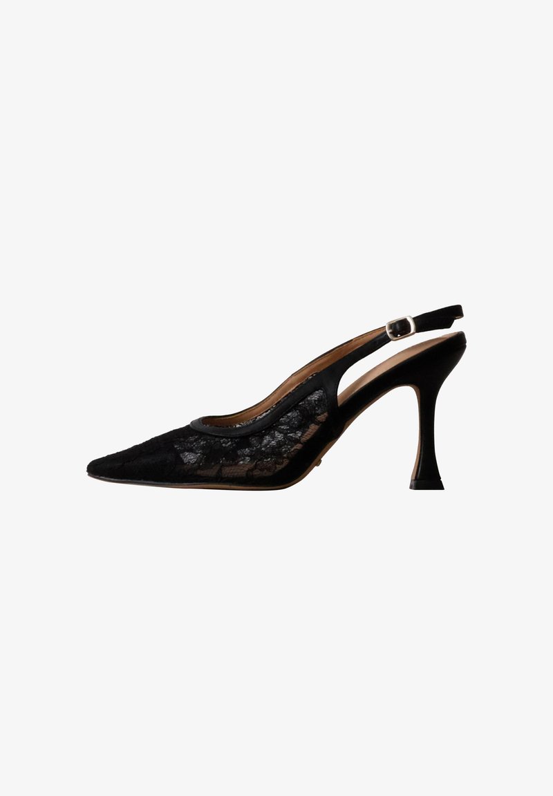 Chaussure à talon haut à bride arrière en dentelle noire avec bout pointu et boucle argentée réglable, présentée de profil sur fond blanc.