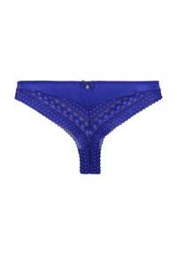 String bleu en dentelle avec un motif géométrique, doté d'un design en mesh transparent, de bords festonnés et d'un petit nœud accent au niveau de la taille.