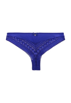 String bleu en dentelle avec un motif géométrique, doté d'un design en mesh transparent, de bords festonnés et d'un petit nœud accent au niveau de la taille.