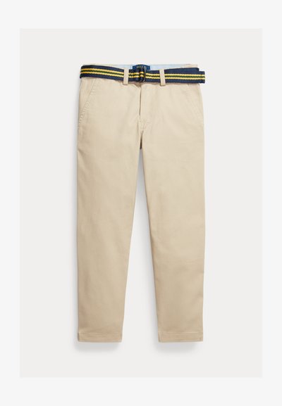 Bēža kokvilnas chinos bikses ar zilu un dzeltenu svītrotu jostu. Satur sānu kabatas un taisnu kāju griezumu. Gluda tekstūra, minimāls dizains.