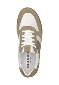 Sneaker z białą skórzaną cholewką i beżowymi zamszowymi akcentami, okrągłym noskiem, perforacjami i białymi sznurowadłami. Zawiera logo na wkładce.