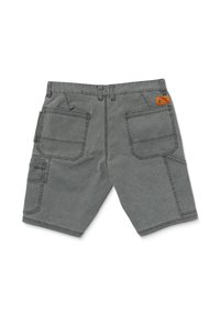 Graue Denim-Shorts im geraden Schnitt, mit zwei großen Seitentaschen und einem Patch-Label am hinteren Bund. Schwere Textur und verstärkte Nähte.