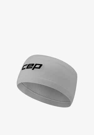 Weißes Stirnband aus elastischem Stoff mit schwarzem "cep"-Logo. Verfügt über eine glatte Textur und ein durchgehendes, geschwungenes Design ohne Nähte.