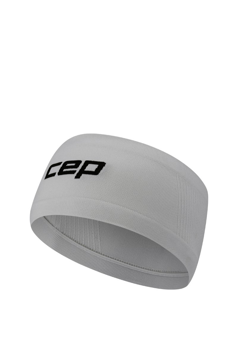 Weißes Stirnband aus elastischem Stoff mit schwarzem "cep"-Logo. Verfügt über eine glatte Textur und ein durchgehendes, geschwungenes Design ohne Nähte.
