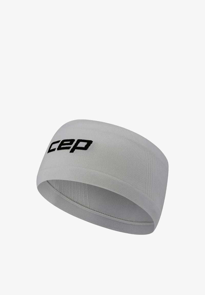 Weißes Stirnband aus elastischem Stoff mit schwarzem "cep"-Logo. Verfügt über eine glatte Textur und ein durchgehendes, geschwungenes Design ohne Nähte.