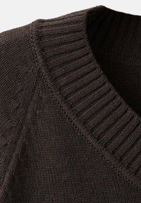 Pull en maille marron foncé avec un col côtelé et des motifs texturés sur le corps, mettant en avant une apparence confortable et chaleureuse.