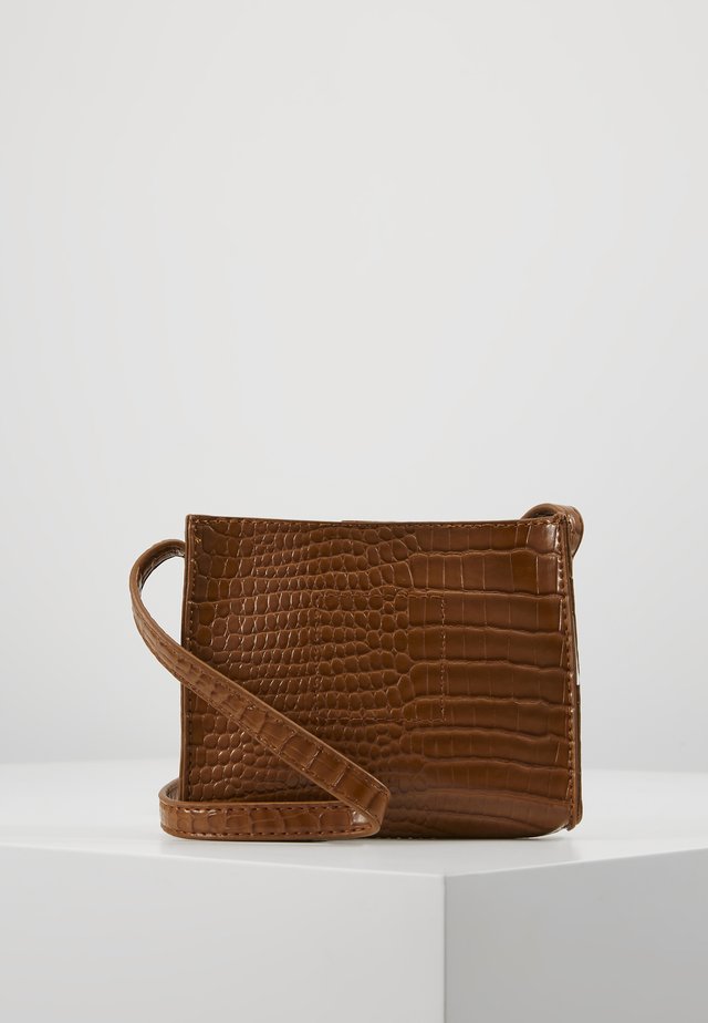 CROC MINIMAL CROSS BODY BAG - Sac bandoulière - camel