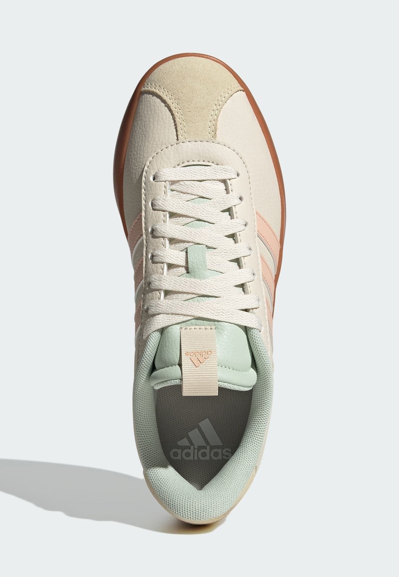 Baskets crème clair en cuir suédé et cuir, avec des accents roses et menthe. Design à lacets et semelle en caoutchouc texturé, languette avec logo.