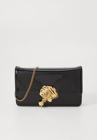 Melna lakādas rokassoma ar zelta tīģera dekoru, ķēdes siksnu, taisnstūrveida formu, gludu tekstūru un spīdīgu apdari.