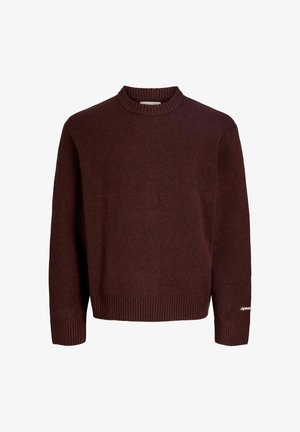 Bordeaux gebreide trui met een ronde halslijn, geribde manchetten en onderrand, en een zachte textuur. Eenvoudig ontwerp zonder zichtbare patronen of hardwaredetails.