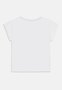 Balta medvilninė trumpomis rankovėmis marškinėliai, su apvaliu iškirpimu, šviesiai rožiniu akcentu, tiesi apatine briauna ir paprasta, nepuošta dizainu.