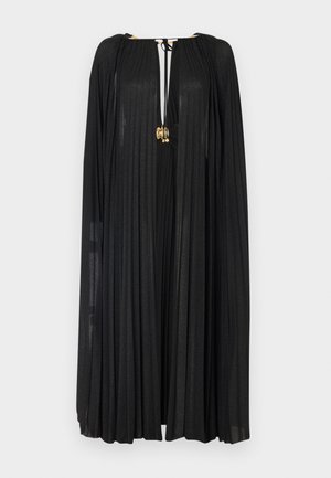 Cappa nera a pieghe con un design elegante, dotata di scollatura a V profonda, dettagli dorati e chiusura con cravatta. Realizzata in un tessuto leggero e scintillante.