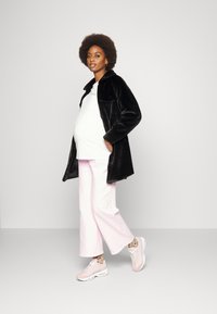 Pieces Maternity PCMKIDULA TEE - T-shirt estampada - bright white