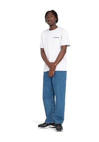 Szara koszulka z krótkim rękawem z logo "ELEMENT", zestawiona z luźnymi niebieskimi dżinsami i czarnymi butami sportowymi. Model stoi z założonymi rękami.