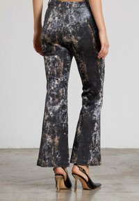 Ausgestellte Hosen in einem schwarz-grau-braunen Marmorierungsmuster, mit einer glatten Textur und einer taillierten Passform mit leichtem Glanz.