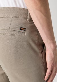 BOSS SLIM - Nohavice chinos - open brown