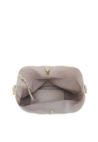 Grande borsa a mano grigia chiaro con una texture morbida, tasca interna e dettagli in hardware dorato. Design aperto con ampio spazio di stoccaggio.