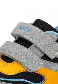 Grau gestalteter Stoffriemen mit blauer Naht, orangefarbenen und gelben Akzenten sowie einer schwarzen strukturierten Oberfläche. Verfügt über Klettverschluss für die Anpassung.