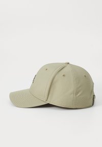 Beige baseball cap lavet af tekstureret stof, med en buet skygge, seks-panel design og logo etikette på siden.