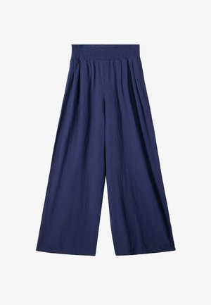 Marinblå vida byxor i texturerat tyg. Har en smockad midja och veck för ökad volym.