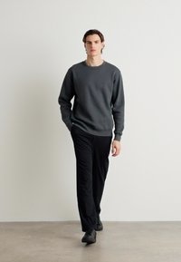 Mads Nørgaard STANDARD CREW LOGO - Ikdienas džemperis - black oyster