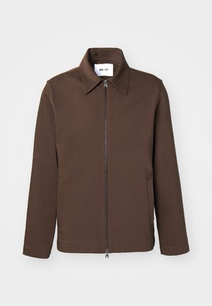 Chaqueta marrón con cuello puntiagudo y cremallera frontal. Presenta dos bolsillos laterales y una textura suave. Diseño simple y estructurado.