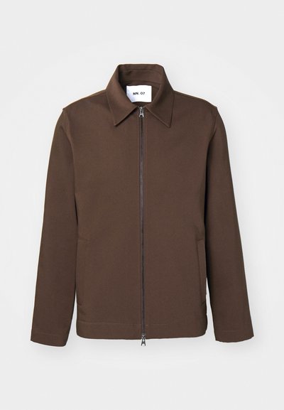 Καφέ μπουφάν με κωνικό γιακά και μπροστινό φερμουάρ. Διαθέτει δύο πλαϊνές τσέπες και λεία υφή. Απλός, δομημένος σχεδιασμός.