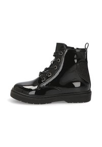 Botas de tobillo de charol negro con diseño de cordones, puntera redonda, panel lateral texturizado y suela de goma. Presenta ojales metálicos y costuras.