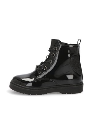 Botas de tobillo de charol negro con diseño de cordones, puntera redonda, panel lateral texturizado y suela de goma. Presenta ojales metálicos y costuras.