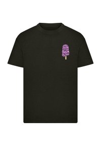 Tricou din bumbac negru cu un grafic de înghețată mov și textul "Sezonul este Sezonul Înghețatei!" în zona stângă a pieptului.