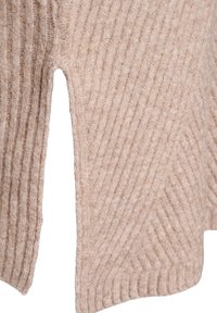 Beige ribbineulinen kudos, jossa on pystysuora halkio, paljastaa teksturoitua, pehmeää materiaalia, joka todennäköisesti on peräisin villapaidasta tai neuletakista.