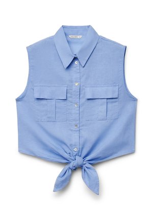 Camicia azzurra chiara senza maniche con bottoni, colletto, due tasche frontali con patta e nodo annodato all'orlo.