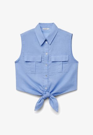 Camicia azzurra chiara senza maniche con bottoni, colletto, due tasche frontali con patta e nodo annodato all'orlo.