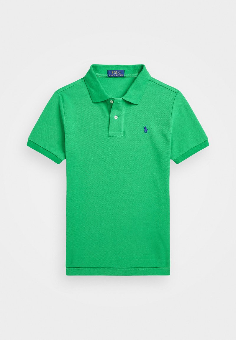 Zelena polo majica iz bombažnega blaga z dvema gumboma, kratkimi rokavi in malo modro oznako na levem prsnem delu.