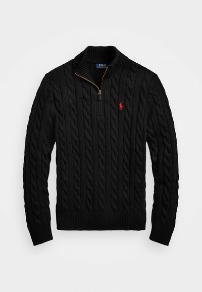 Maglione nero a trecce con colletto a zip, caratterizzato da polsini e orlo a coste, e un piccolo logo rosso sul lato sinistro del petto.