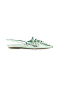 Bailarinas metálicas verde menta con tiras ajustables y punta afilada, presentan múltiples correas ajustables y adornos, suela plana y un diseño elegante.