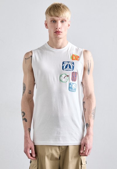 T-shirt sans manches en coton blanc avec des graphiques imprimés colorés, comprenant des palmiers, des fleurs de coton et des motifs abstraits.
