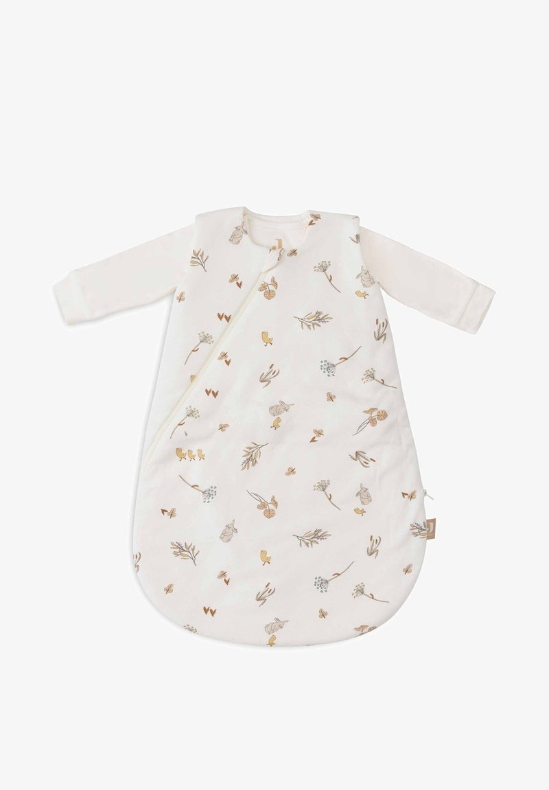 Sac de couchage pour bébé en tissu doux ; couleur crème avec des motifs floraux et animaliers marron clair ; possède des manches longues et une fermeture éclair sur le côté.